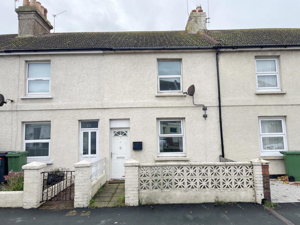 Lot: 21 - COTTAGE FOR INVESTMENT OR OCCUPATION - Front of house from road